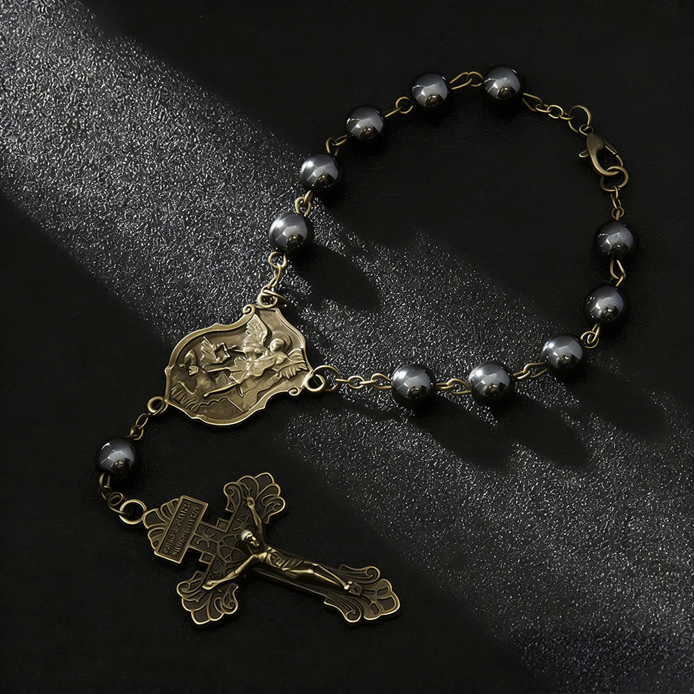 Ciondolo a forma di auto in ematite con medaglia di San Michele e crocifisso, realizzato Christianartworkshop : un dono di protezione e forza divina. - image 2