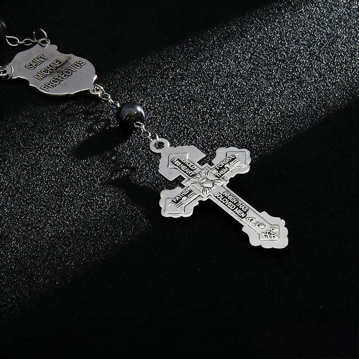 Ciondolo a forma di auto in ematite con medaglia di San Michele e crocifisso, realizzato Christianartworkshop : un dono di protezione e forza divina. - image 6