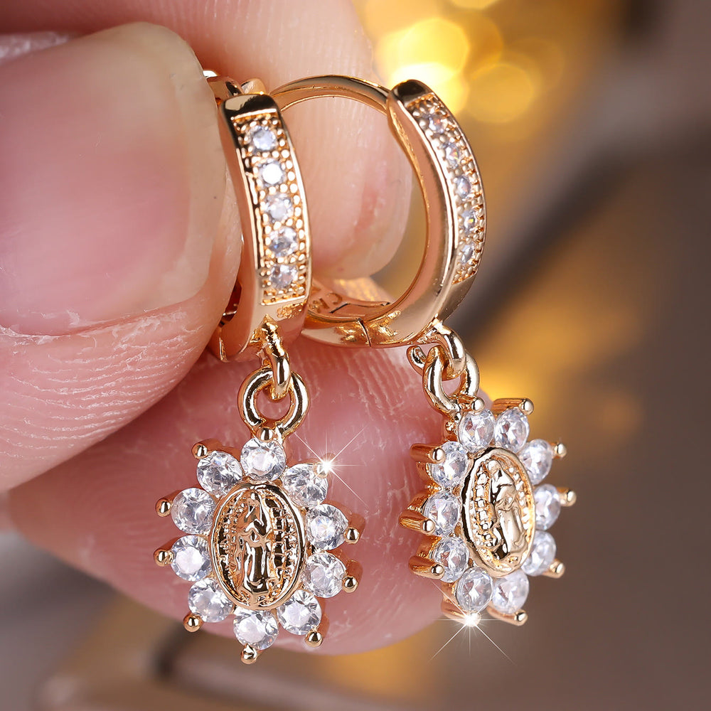 Christianartworkshop Orecchini a cerchio Our Lady con pavé di zirconi e medaglione a raggiera - image 1