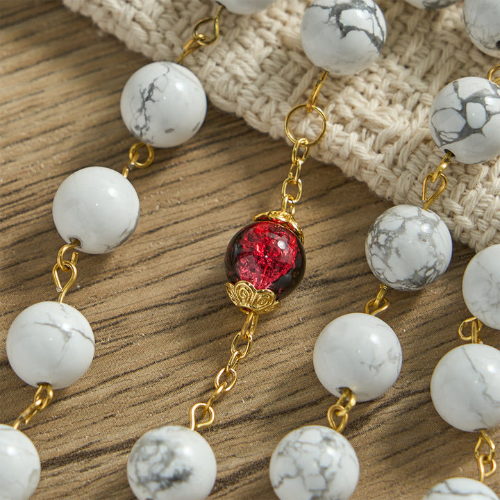 Christianartworkshop Rosario bianco turchese con decorazioni di perline di vetro rosse e nere e crocifisso del Sacro Cuore. - image 6