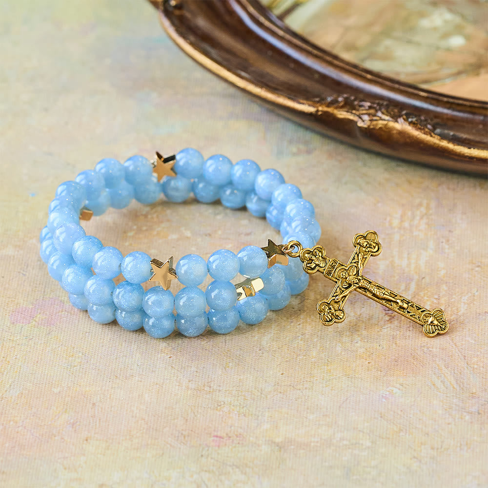 Christianartworkshop Bracciale avvolgente con perline di vetro blu, distanziatori a stella e crocifisso dorato. - Circonferenza del polso: 7,08"-9,06''/18-23 cm - image 0