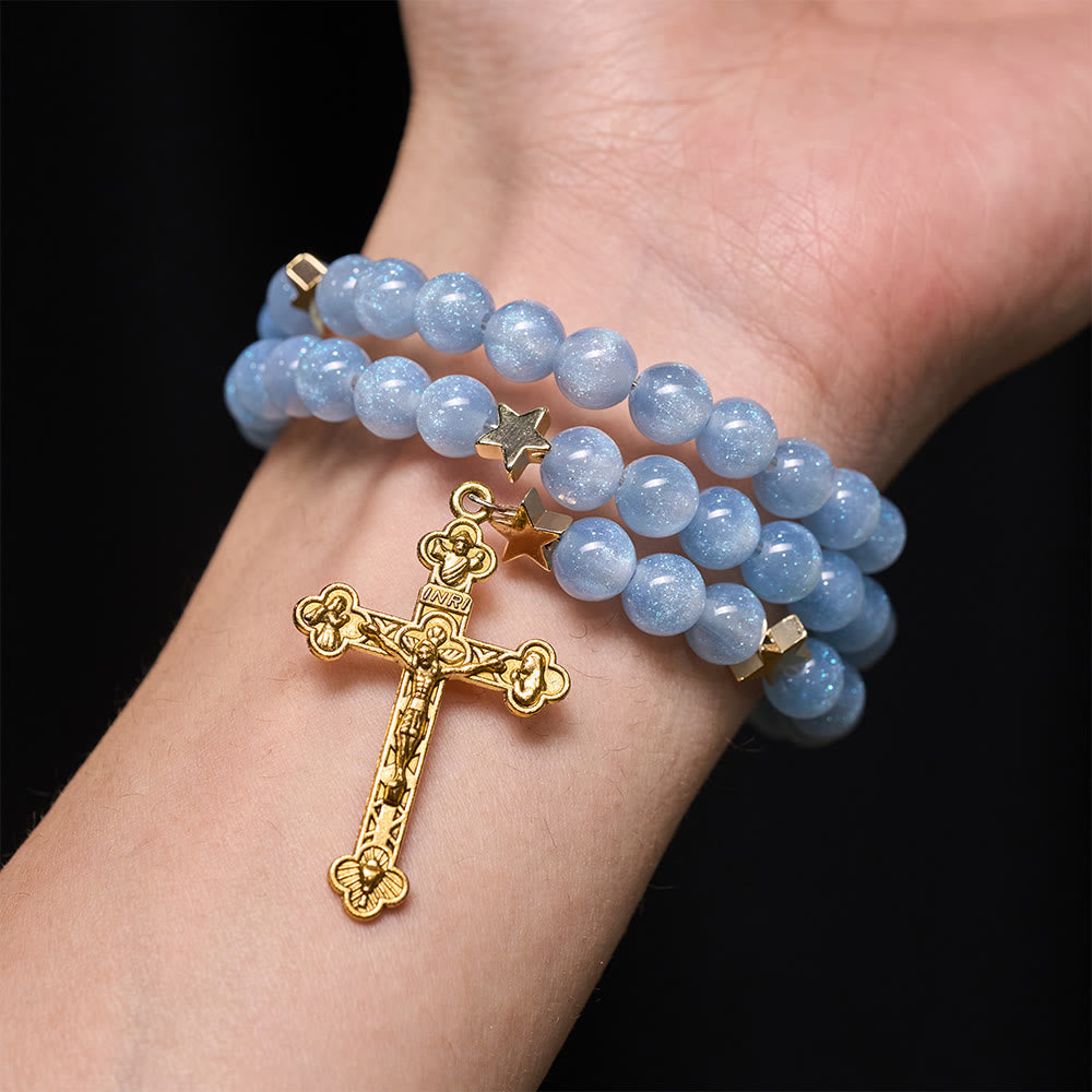 Christianartworkshop Bracciale avvolgente con perline di vetro blu, distanziatori a stella e crocifisso dorato. - image 1