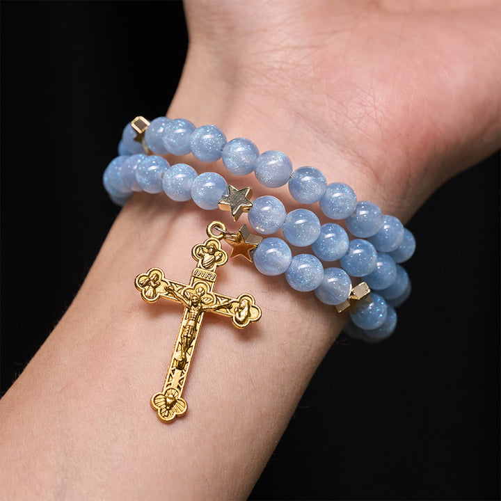 Christianartworkshop Bracciale avvolgente con perline di vetro blu, distanziatori a stella e crocifisso dorato. - image 1