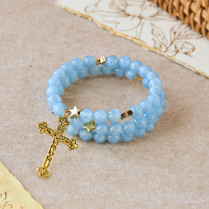 Christianartworkshop Bracciale avvolgente con perline di vetro blu, distanziatori a stella e crocifisso dorato. - image 2