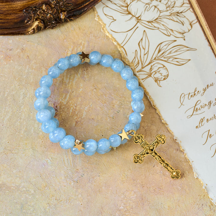 Christianartworkshop Bracciale avvolgente con perline di vetro blu, distanziatori a stella e crocifisso dorato. - image 3