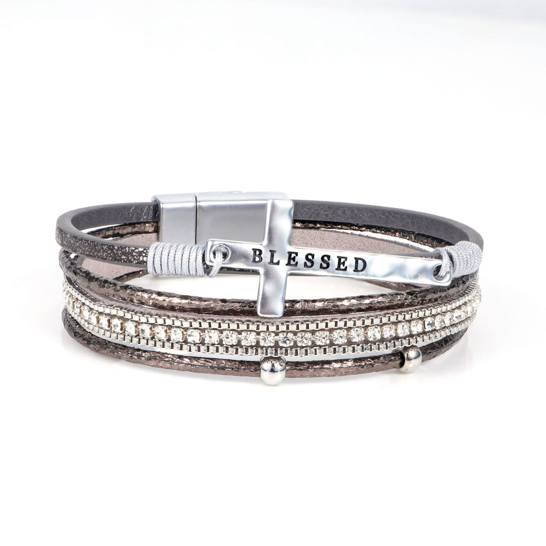 Christianartworkshop Bracciale in pelle a più strati con croce BLESSED e zirconi: simbolo di grazia divina e gioia spirituale. - Grigio - image 11