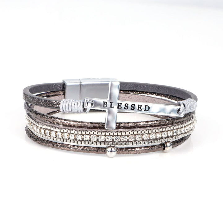 Christianartworkshop Bracciale in pelle a più strati con croce BLESSED e zirconi: simbolo di grazia divina e gioia spirituale. - Grigio - image 11