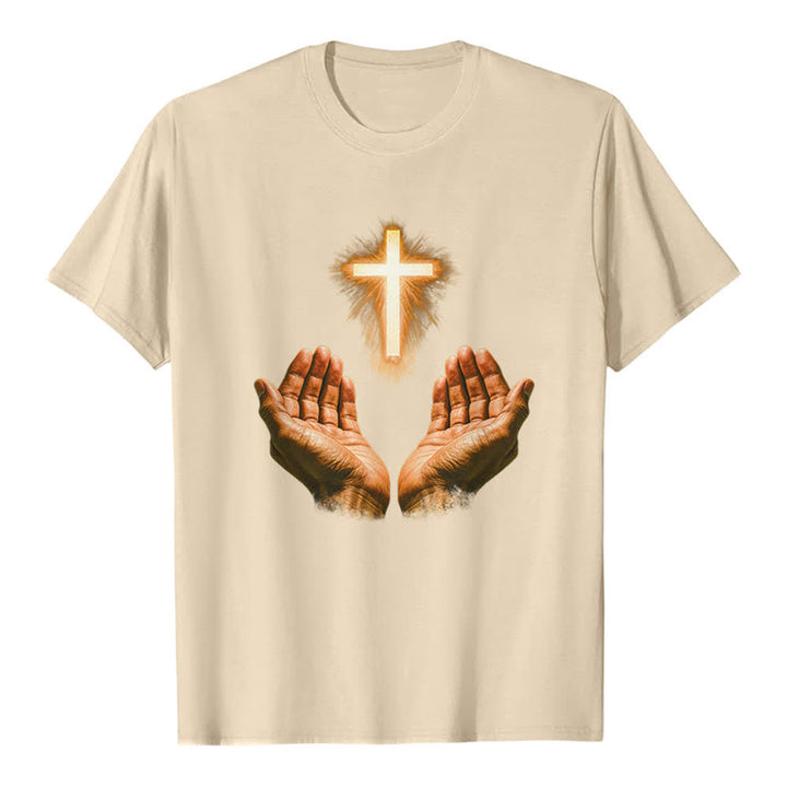 Christianartworkshop Maglietta premium con la croce di Gesù tra le mani - Beige - 2XL - image 5