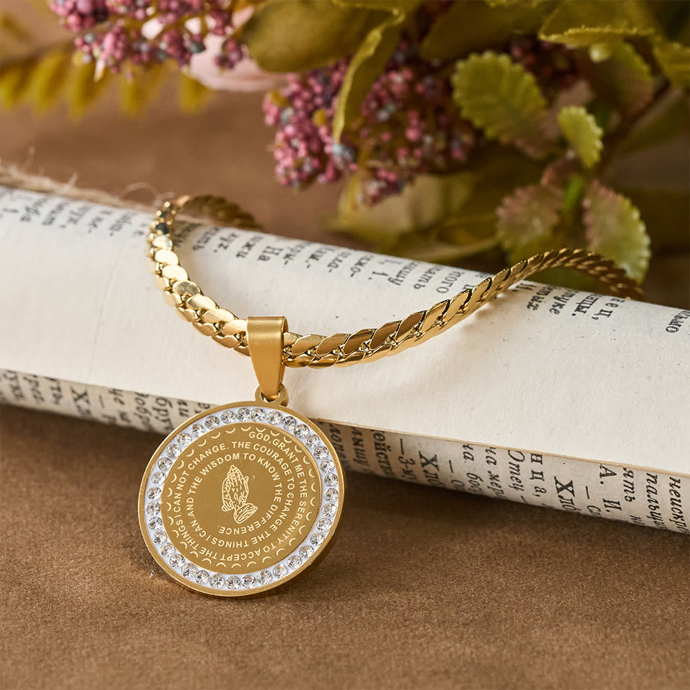 Christianartworkshop Collana con mani in preghiera e versetti biblici incastonati in zirconi: emblema di umiltà divina - D'oro - image 0