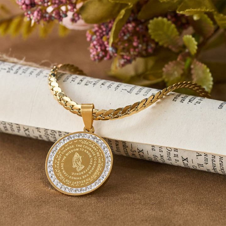 Christianartworkshop Collana con mani in preghiera e versetti biblici incastonati in zirconi: emblema di umiltà divina - D'oro - image 0