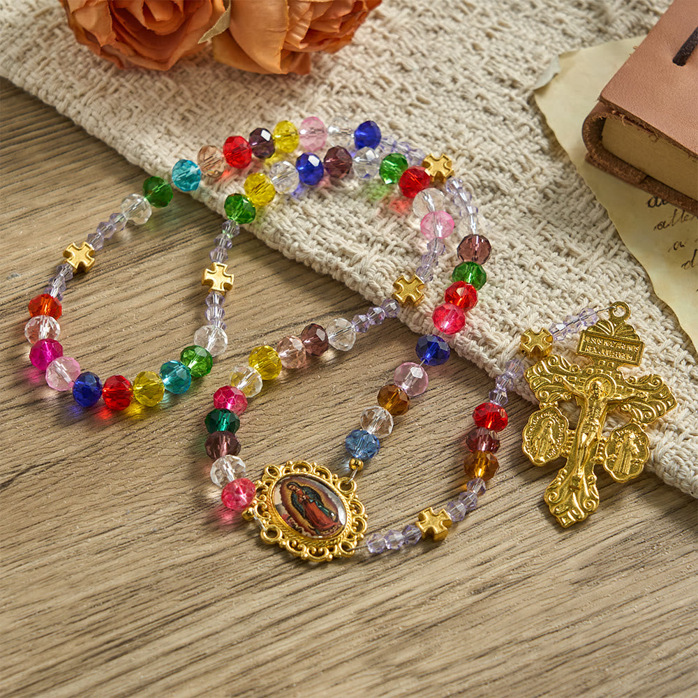 Christianartworkshop Rosario con perline di vetro piatte multicolore: emblema della grazia divina e della diversità. - Nostra Signora e il Crocifisso - image 0