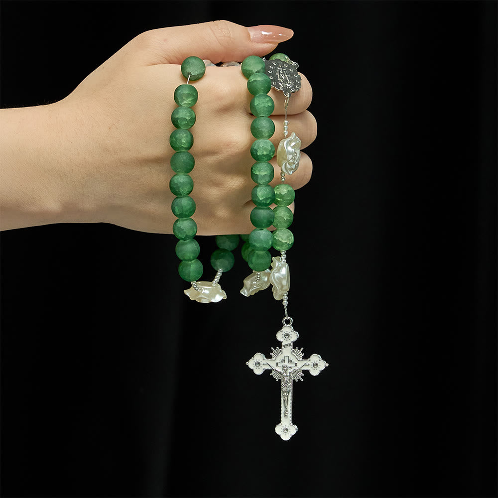 Christianartworkshop Rosario di camelie in vetro verde satinato: emblema di purezza divina e grazia mariana - image 1