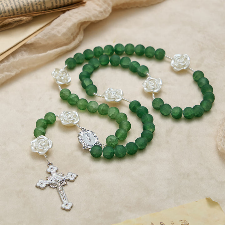 Christianartworkshop Rosario di camelie in vetro verde satinato: emblema di purezza divina e grazia mariana - image 3