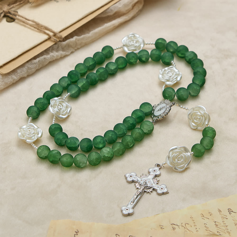 Christianartworkshop Rosario di camelie in vetro verde satinato: emblema di purezza divina e grazia mariana - image 4