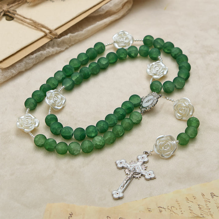 Christianartworkshop Rosario di camelie in vetro verde satinato: emblema di purezza divina e grazia mariana - image 4