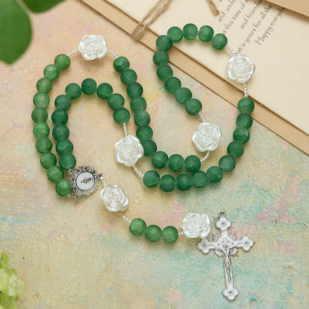 Christianartworkshop Rosario di camelie in vetro verde satinato: emblema di purezza divina e grazia mariana - Nostra Signora e il Crocifisso - image 0