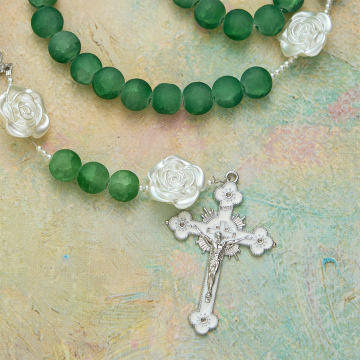 Christianartworkshop Rosario di camelie in vetro verde satinato: emblema di purezza divina e grazia mariana - image 8