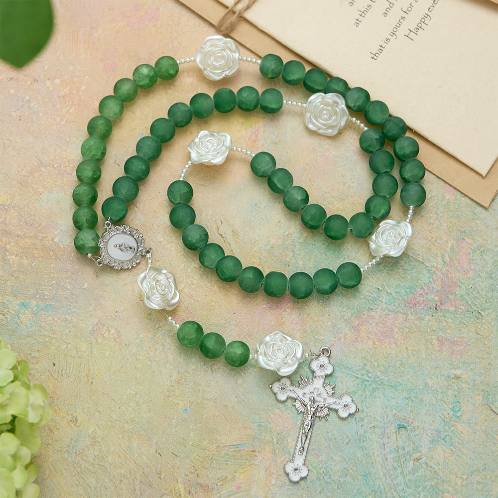 Christianartworkshop Rosario di camelie in vetro verde satinato: emblema di purezza divina e grazia mariana - image 2