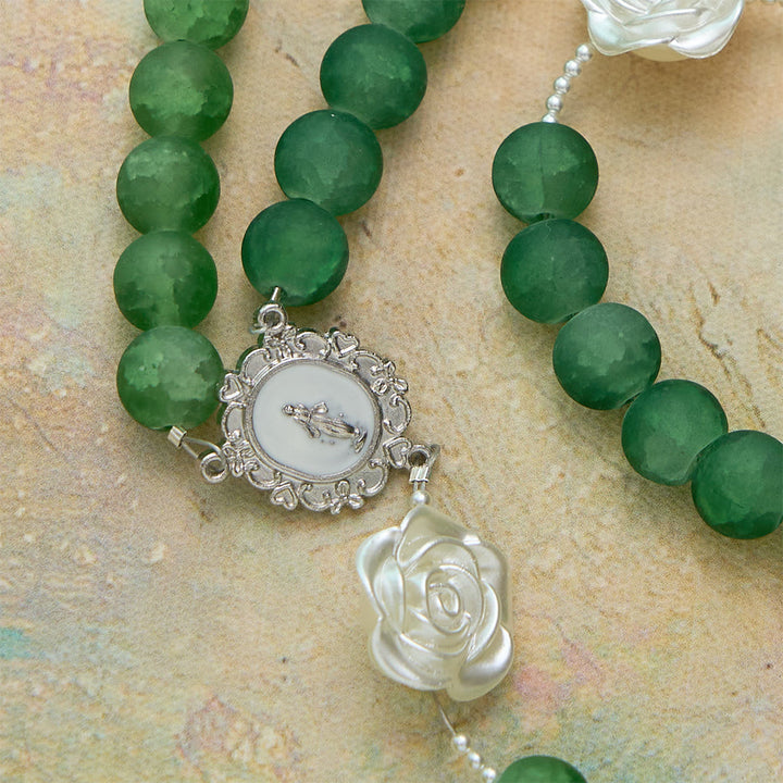 Christianartworkshop Rosario di camelie in vetro verde satinato: emblema di purezza divina e grazia mariana - image 7