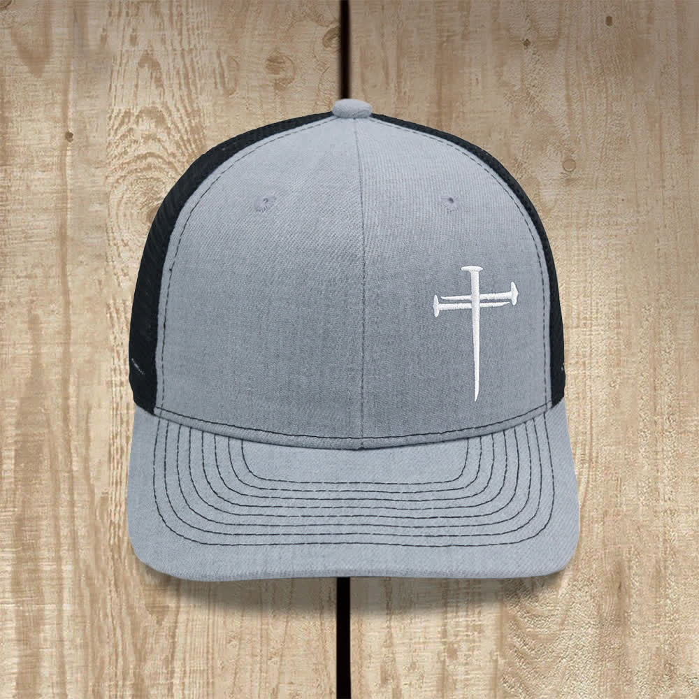 Christianartworkshop Cappellino da camionista minimalista con croce ricamata a chiodi - Grigio chiaro + nero - image 0