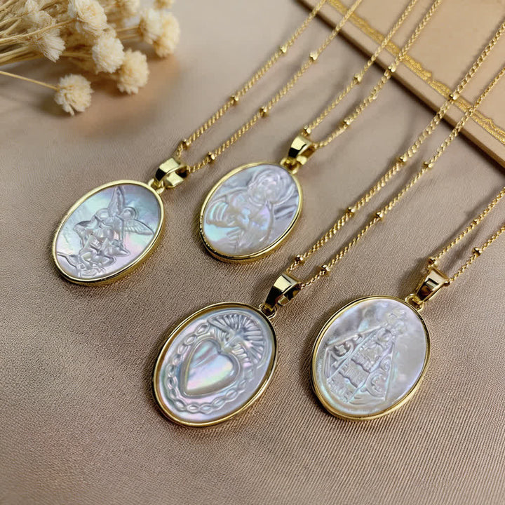Christianartworkshop Collana con perle bianche naturali raffiguranti il ​​Sacro Cuore, Gesù, la Madonna e San Michele. - image 0