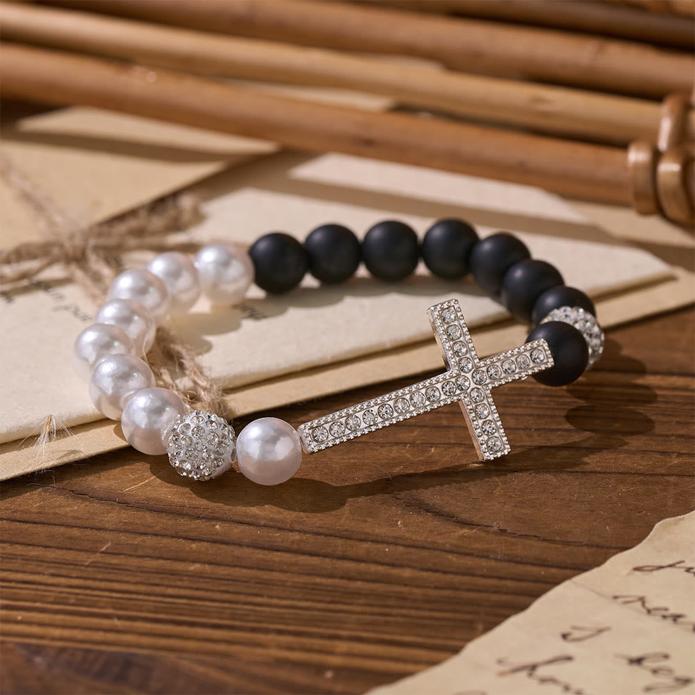 Christianartworkshop Set di braccialetti a croce in due pezzi con perline bianche e nere: emblema di purezza divina e redenzione. - image 1