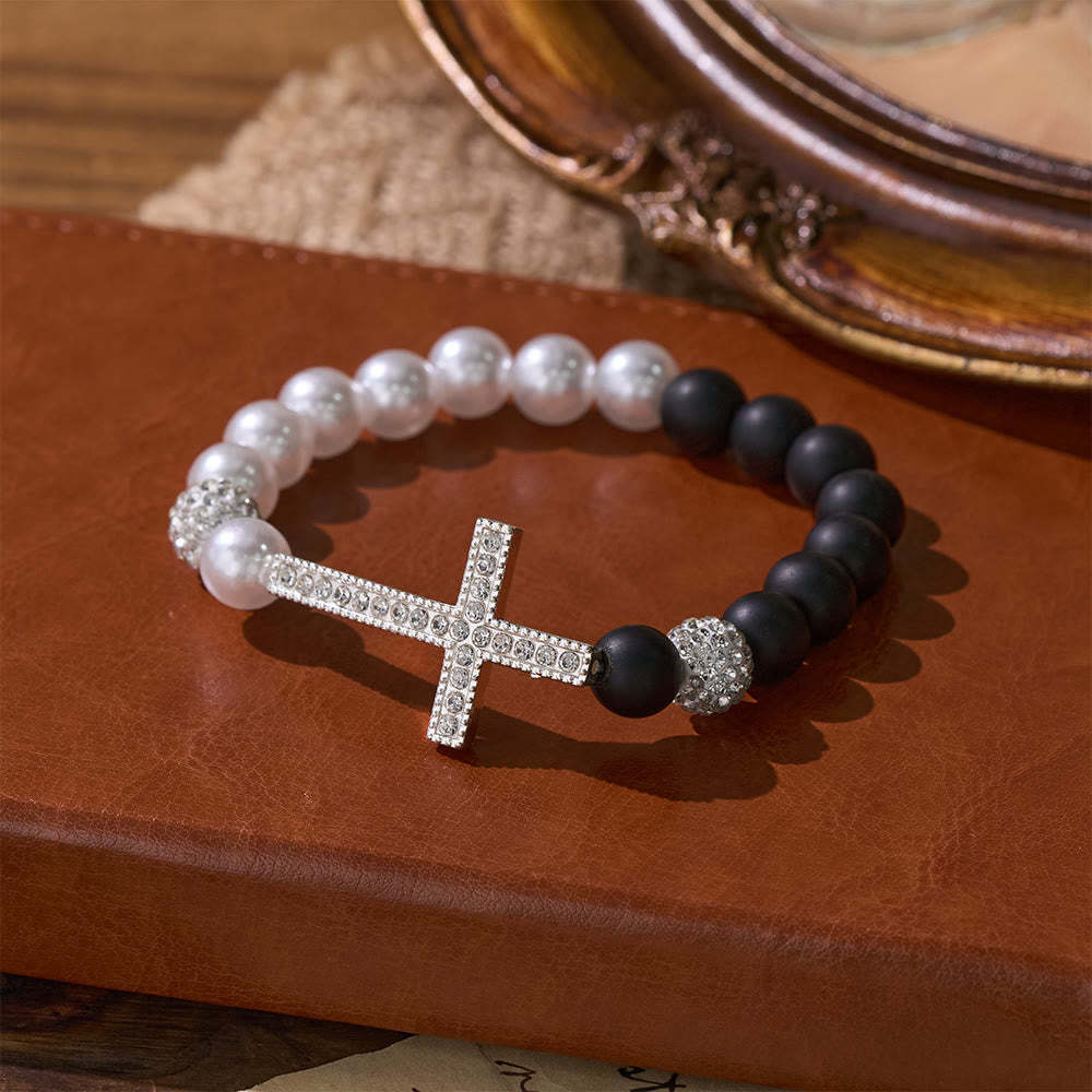 Christianartworkshop Set di braccialetti a croce in due pezzi con perline bianche e nere: emblema di purezza divina e redenzione. - image 2