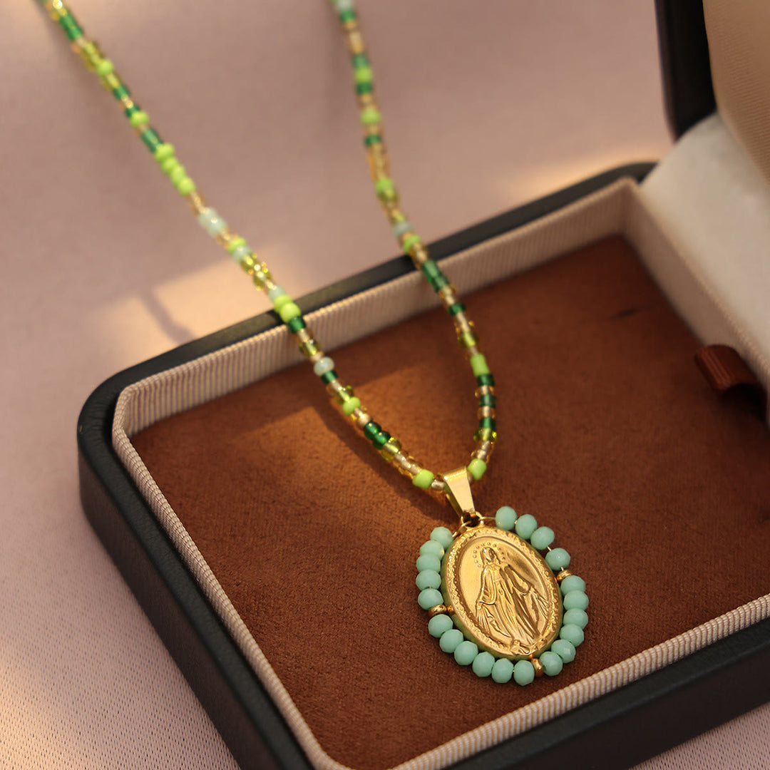 Christianartworkshop Collana con medaglia della Madonna con bordo di perline: emblema della devozione mariana - Verde - image 6