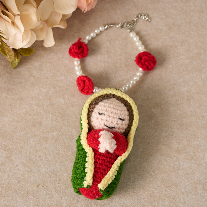 Christianartworkshop Ciondolo per auto con statuetta della Vergine Maria all'uncinetto: emblema di protezione celeste. - Nostra Signora A - image 0