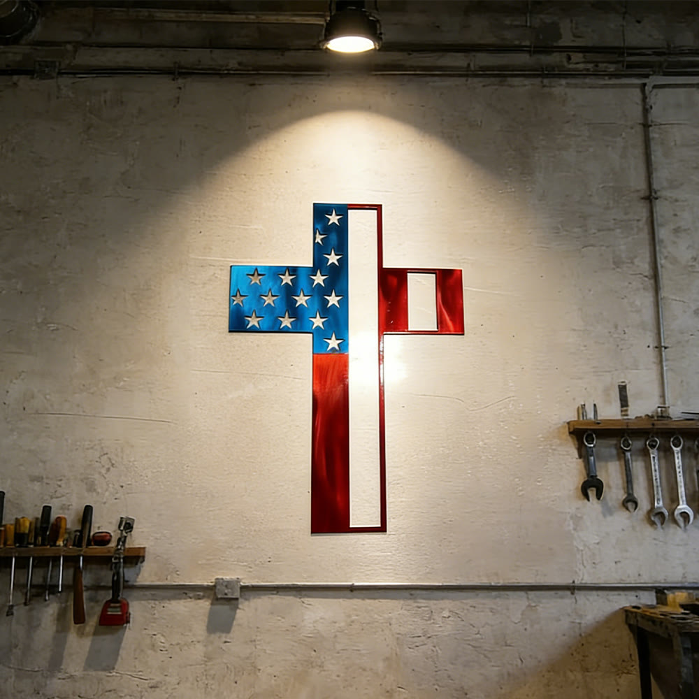 Christianartworkshop Decorazione murale in metallo a forma di croce con stelle e strisce: simbolo intramontabile di fede e patrimonio americano. - image 0