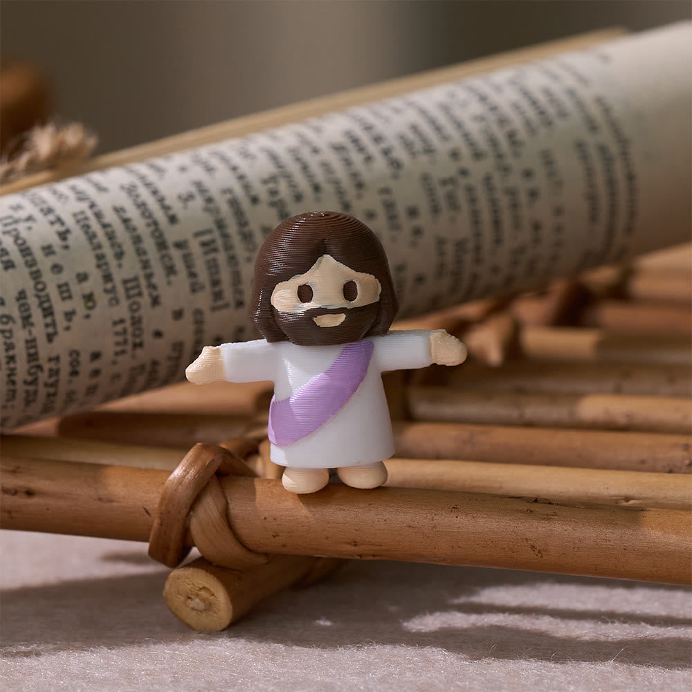 Christianartworkshop Mini statuetta in resina di Gesù con tunica colorata in stile chibi e croce: un caldo abbraccio sacro per la devozione quotidiana. - Gesù con la veste viola - image 2