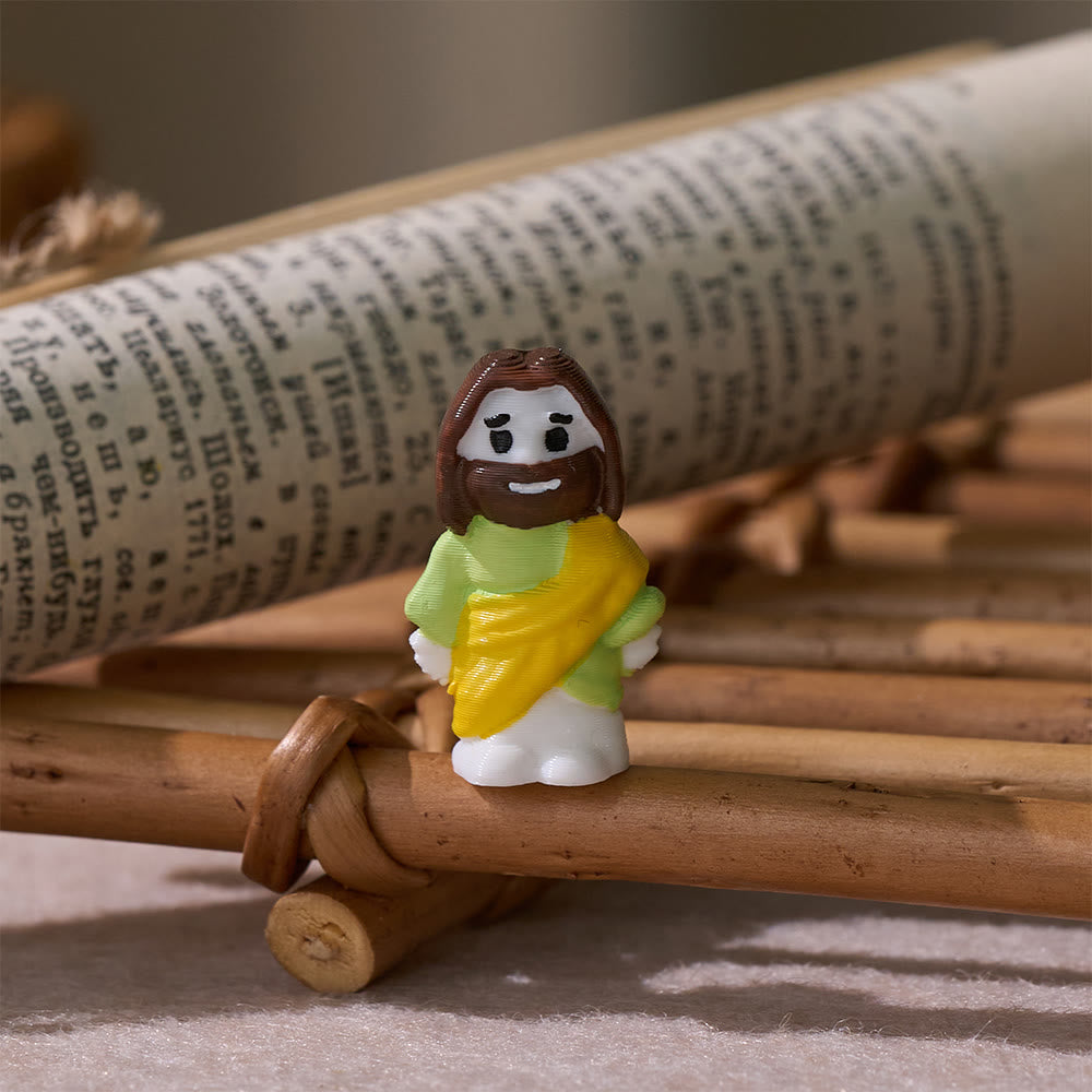 Christianartworkshop Mini statuetta in resina di Gesù con tunica colorata in stile chibi e croce: un caldo abbraccio sacro per la devozione quotidiana. - Gesù vestito di verde - image 4