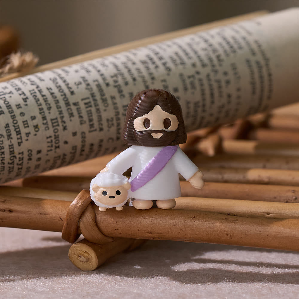 Christianartworkshop Mini statuetta in resina di Gesù con tunica colorata in stile chibi e croce: un caldo abbraccio sacro per la devozione quotidiana. - Gesù con l'agnello - image 3