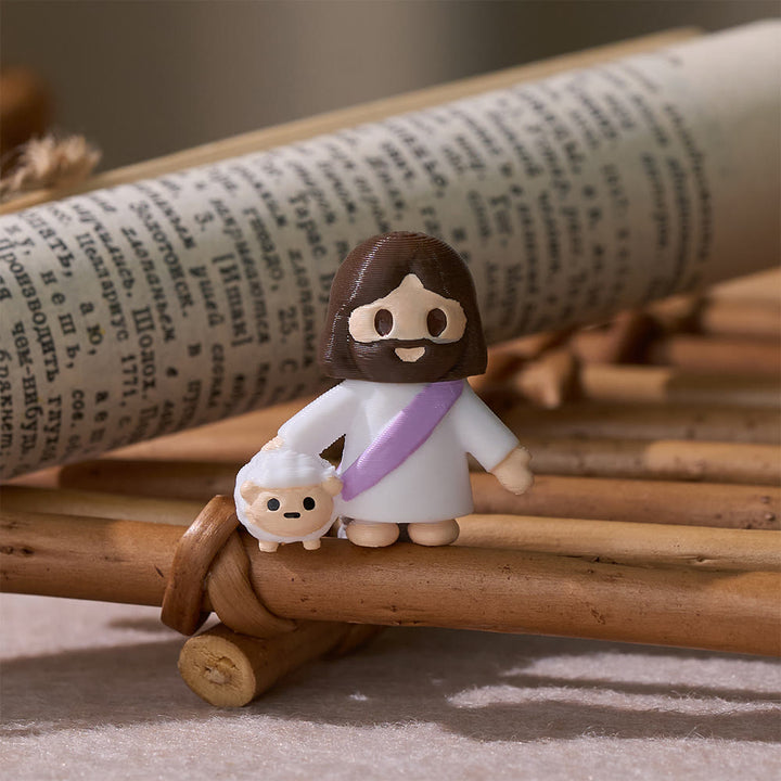 Christianartworkshop Mini statuetta in resina di Gesù con tunica colorata in stile chibi e croce: un caldo abbraccio sacro per la devozione quotidiana. - Gesù con l'agnello - image 3