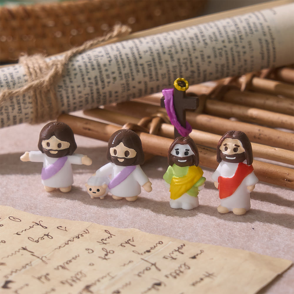 Christianartworkshop Mini statuetta in resina di Gesù con tunica colorata in stile chibi e croce: un caldo abbraccio sacro per la devozione quotidiana. - image 1