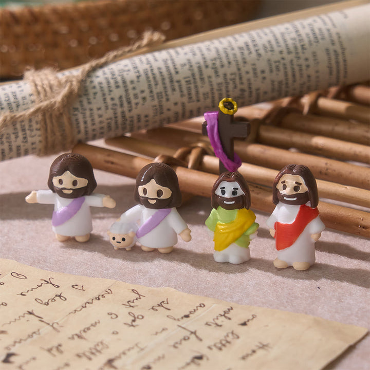 Christianartworkshop Mini statuetta in resina di Gesù con tunica colorata in stile chibi e croce: un caldo abbraccio sacro per la devozione quotidiana. - image 1