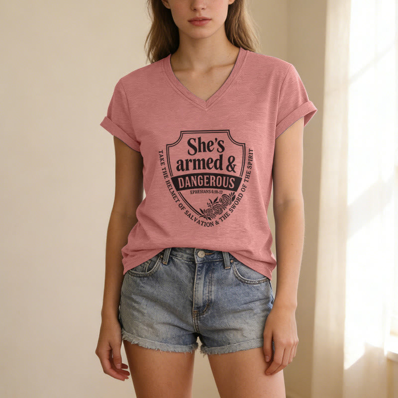 Christianartworkshop Maglietta casual con scollo a V "She's Armed & Dangerous" - image 13
