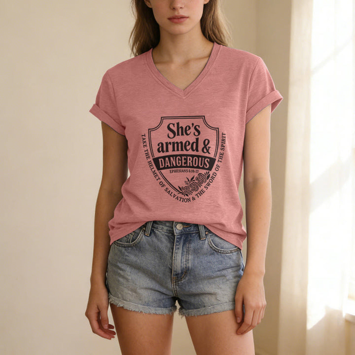 Christianartworkshop Maglietta casual con scollo a V "She's Armed & Dangerous" - image 13