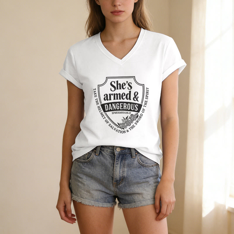 Christianartworkshop Maglietta casual con scollo a V "She's Armed & Dangerous" - image 5
