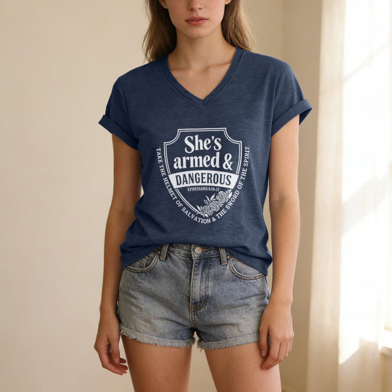 Christianartworkshop Maglietta casual con scollo a V "She's Armed & Dangerous" - image 19
