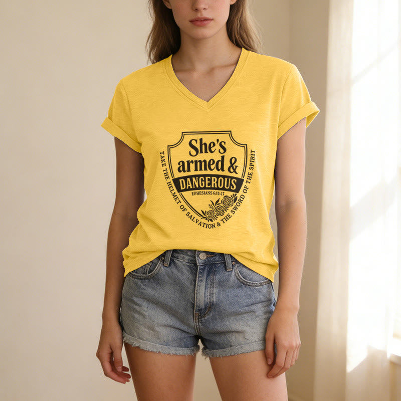 Christianartworkshop Maglietta casual con scollo a V "She's Armed & Dangerous" - image 9