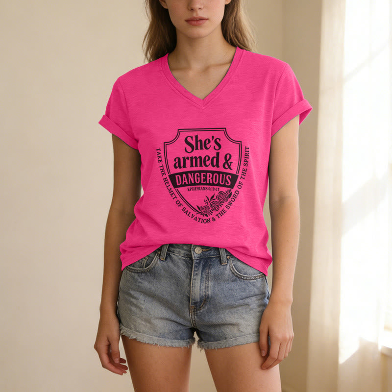 Christianartworkshop Maglietta casual con scollo a V "She's Armed & Dangerous" - image 25