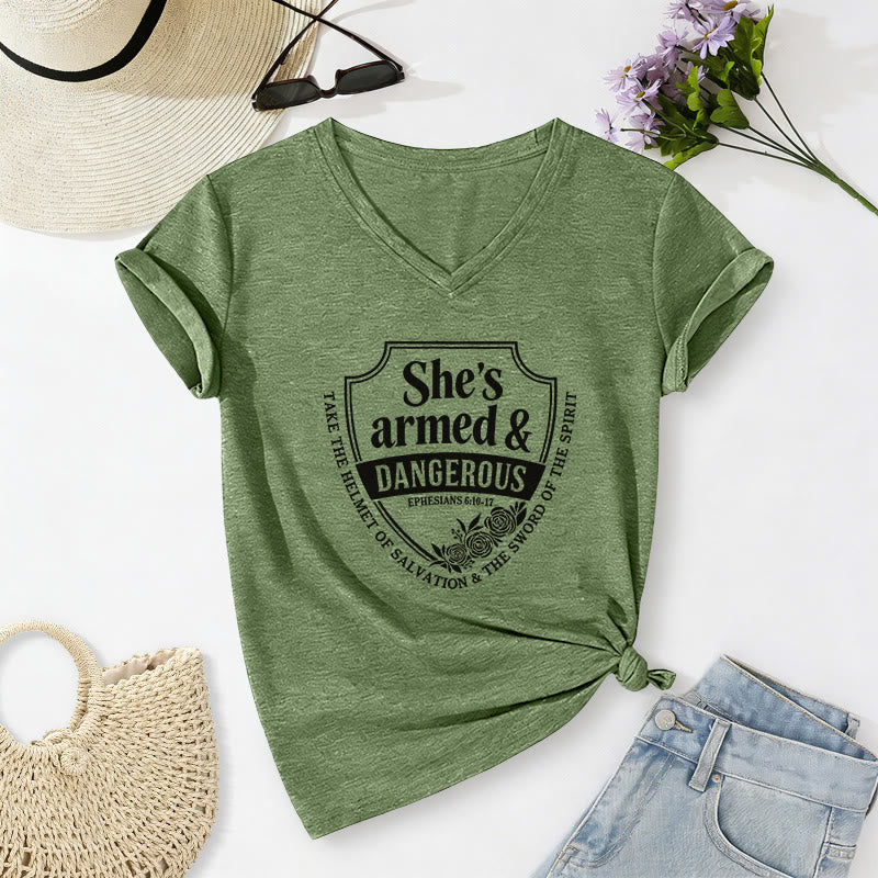 Christianartworkshop Maglietta casual con scollo a V "She's Armed & Dangerous" - Verde oliva - 2XL - image 2