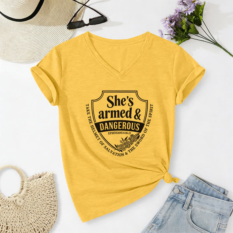 Christianartworkshop Maglietta casual con scollo a V "She's Armed & Dangerous" - Giallo - 2XL - image 8