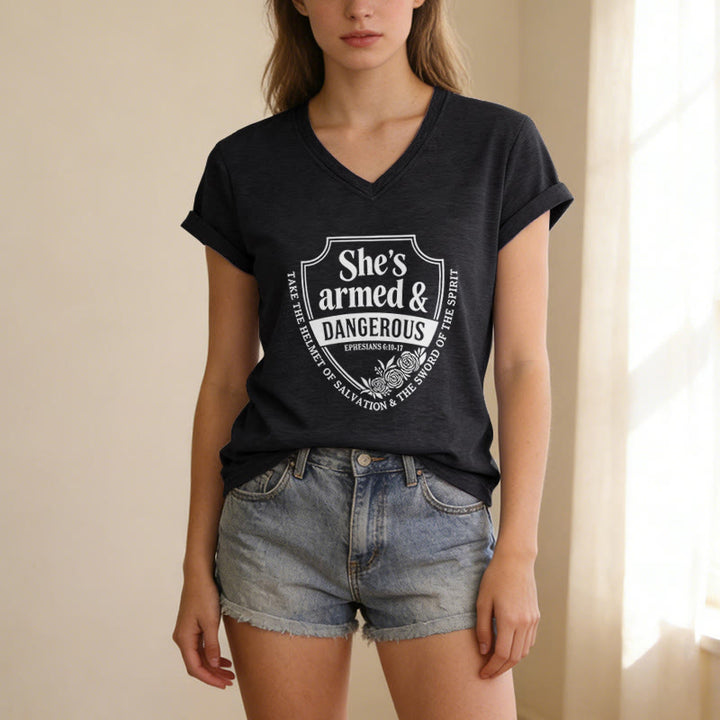 Christianartworkshop Maglietta casual con scollo a V "She's Armed & Dangerous" - image 15