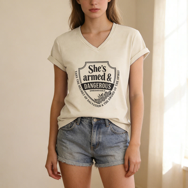 Christianartworkshop Maglietta casual con scollo a V "She's Armed & Dangerous" - image 7