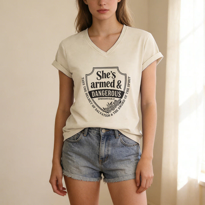 Christianartworkshop Maglietta casual con scollo a V "She's Armed & Dangerous" - image 7