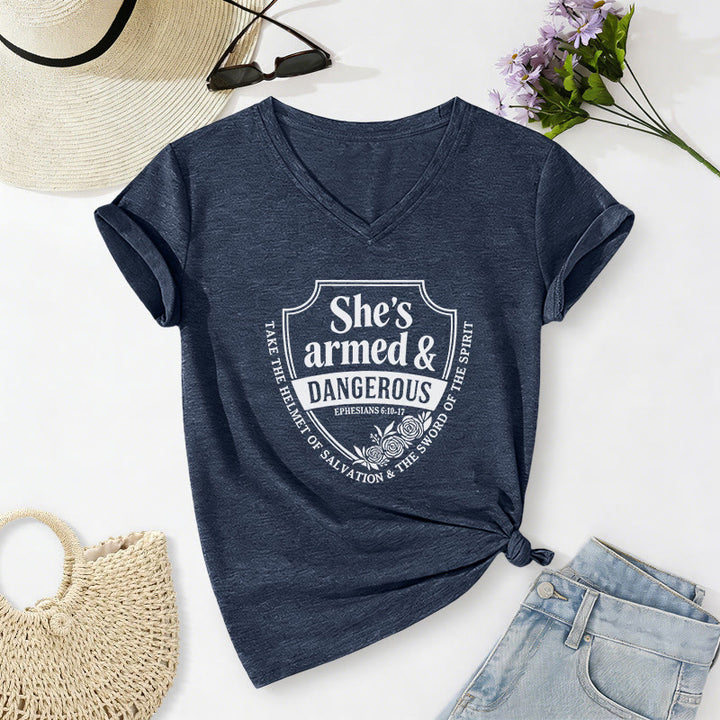 Christianartworkshop Maglietta casual con scollo a V "She's Armed & Dangerous" - Blu navy - 2XL - image 18