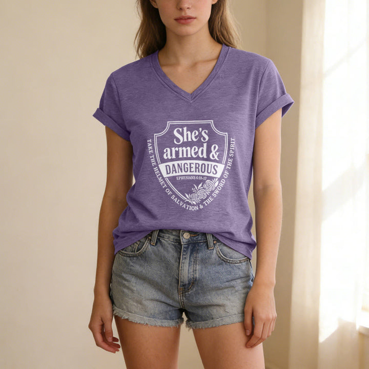 Christianartworkshop Maglietta casual con scollo a V "She's Armed & Dangerous" - image 1