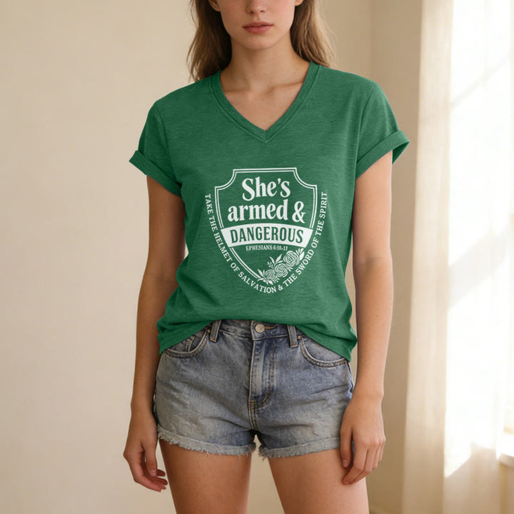 Christianartworkshop Maglietta casual con scollo a V "She's Armed & Dangerous" - image 17